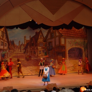 Beauty_and_the_Beast_Stage_Show_01