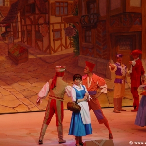 Beauty_and_the_Beast_Stage_Show_05