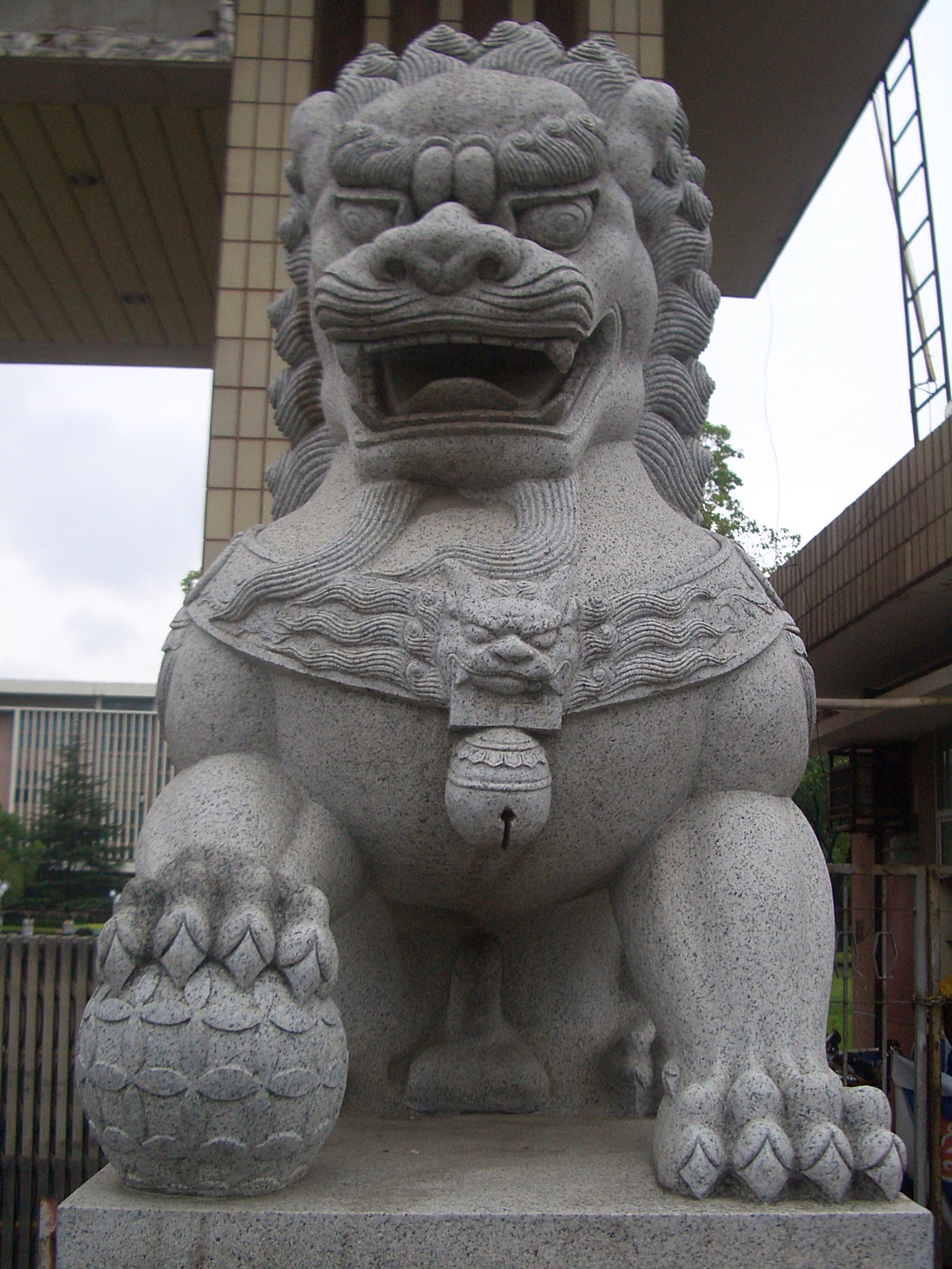 Wuhan_CUG_-_lion_statue_4201.jpg