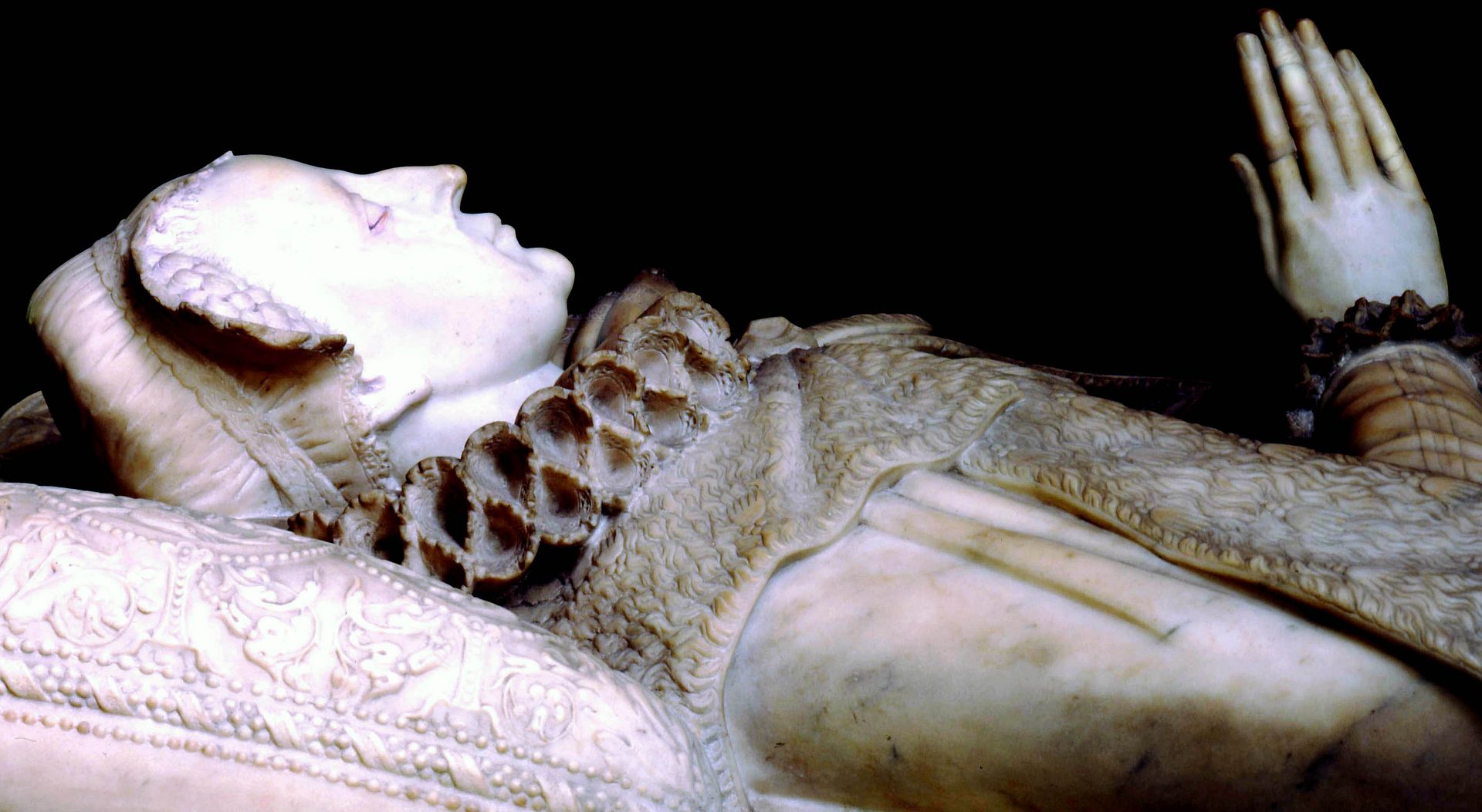 26.The-tomb-of-Mary-Queen-of-Scots_zpsiefzv3yw.jpg
